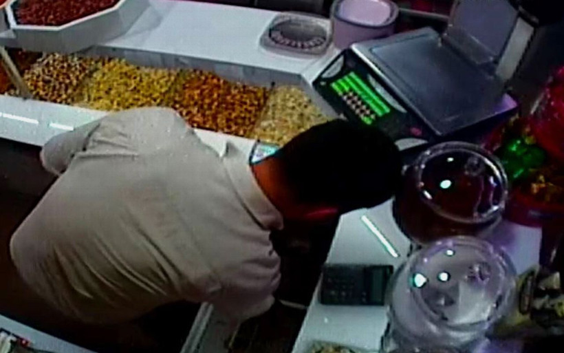 Niğde'de para çalan çalışan kameraya yakalandı - Resim: 2