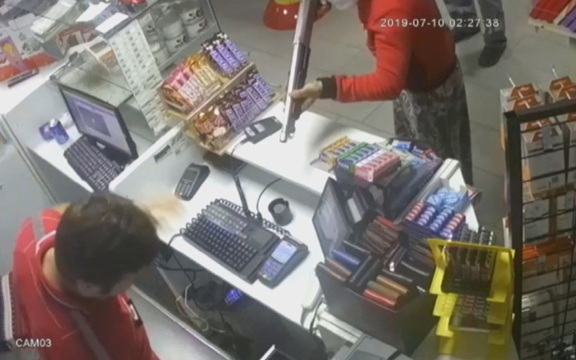 İstanbul Tuzla'da etekli soyguncular güvenlik kamerasında - Resim: 1