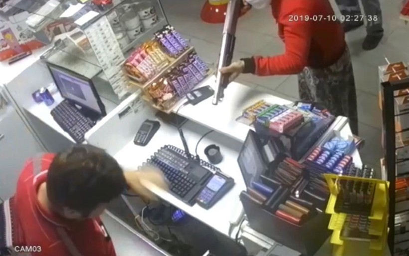 İstanbul Tuzla'da etekli soyguncular güvenlik kamerasında - Resim: 2