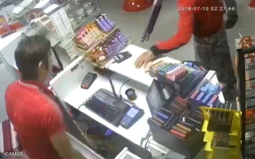 İstanbul Tuzla'da etekli soyguncular güvenlik kamerasında - Resim: 4