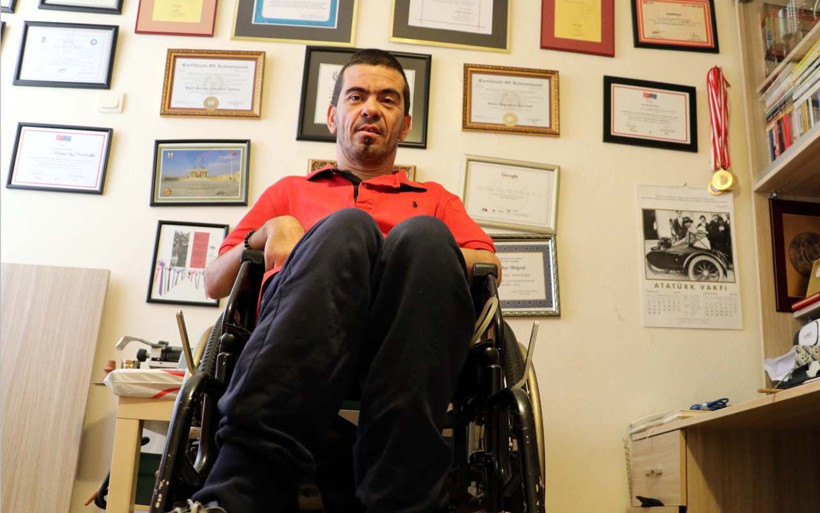 Ağzı ile tuttuğu kalemle üç üniversite bitirdi üç kitap yazdı - Resim: 4