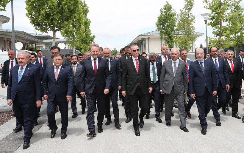 Cumhurbaşkanı Erdoğan, şehitler için Kur’an-ı Kerim okudu - Resim: 1