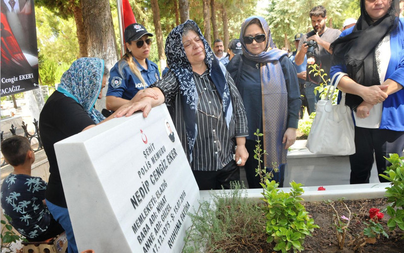 15 Temmuz şehidinin annesi ağıtlarıyla yürekleri dağladı - Resim: 1
