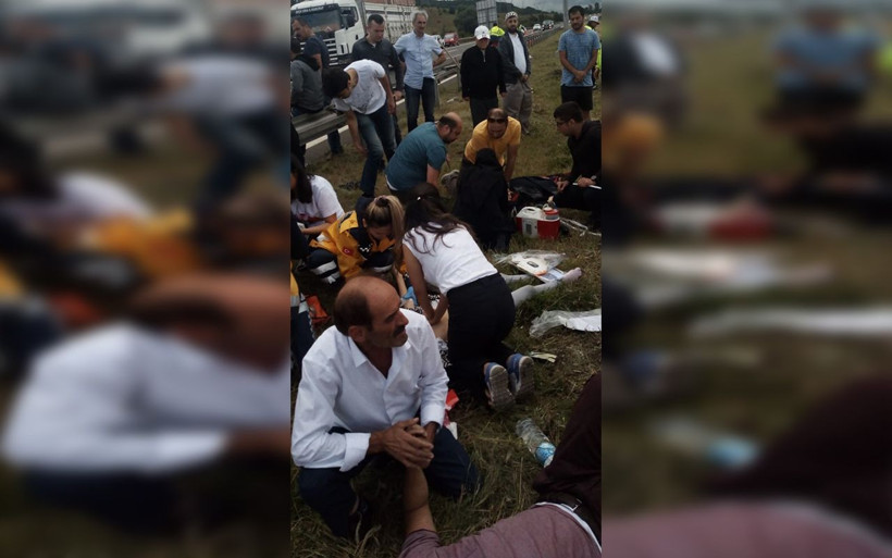 Bolu'da kontrolden çıkan otomobil refüje uçtu 5 yaralı - Resim: 1