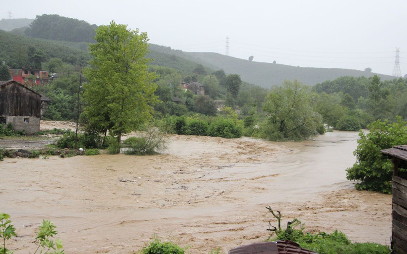 Düzce'deki selde mahsur kalan 10 kişi böyle kurtarıldı! Sel felaketinden görüntüler - Resim: 1