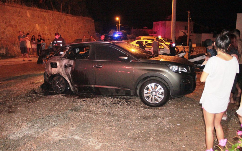 Bodrum'da lüks cipi yakıt deposundan havlu tutuşturup kundakladılar - Resim: 3