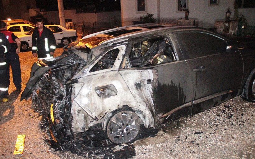 Bodrum'da lüks cipi yakıt deposundan havlu tutuşturup kundakladılar - Resim: 2