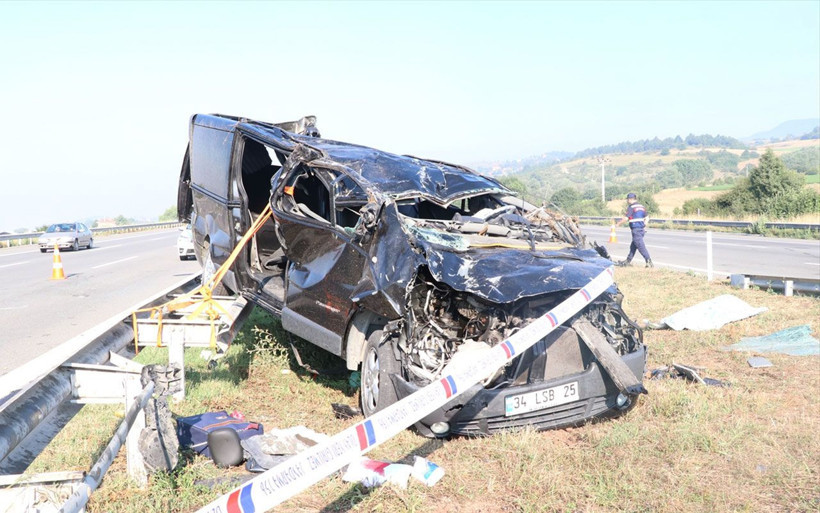 Bolu'da cenaze dönüşü takla atan midibüste can pazarı: 1 ölü 10 yaralı - Resim: 1