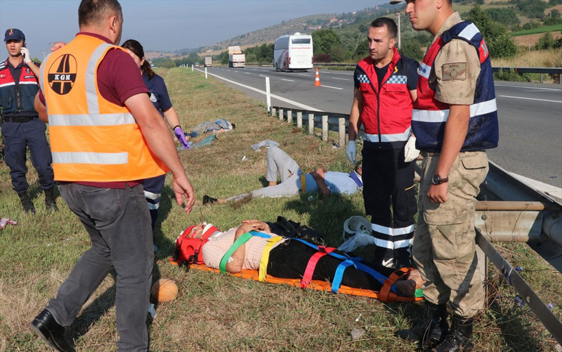 Bolu'da cenaze dönüşü takla atan midibüste can pazarı: 1 ölü 10 yaralı - Resim: 3