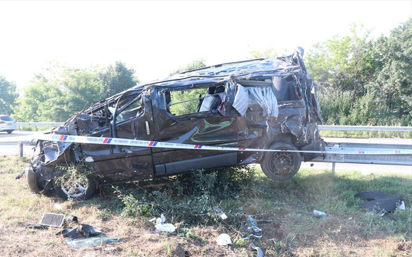 Bolu'da cenaze dönüşü takla atan midibüste can pazarı: 1 ölü 10 yaralı - Resim: 2