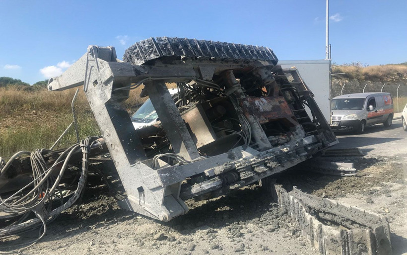 Küçükçekmece'de taşınan vinç kamyonetin üzerine devrildi - Resim: 2