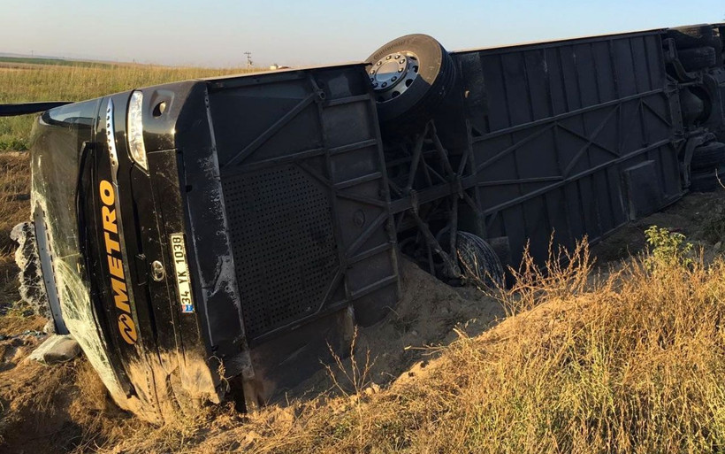 Eskişehir'de yolcu otobüsü devrildi! Çok sayıda yaralı var - Resim: 1