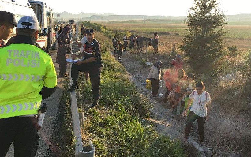 Eskişehir'de yolcu otobüsü devrildi! Çok sayıda yaralı var - Resim: 3