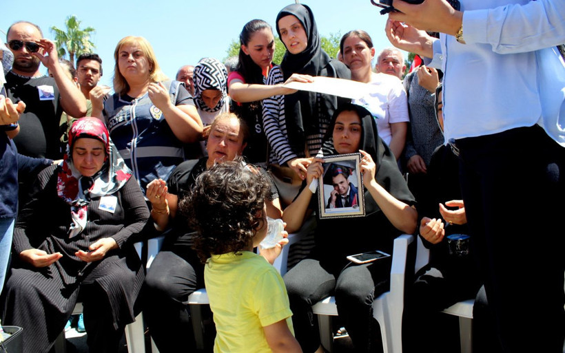 Şehit polis memurunun 1,5 yaşındaki oğlu yürekleri dağladı - Resim: 1