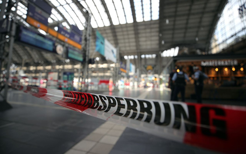 Almanya'da anne ve 8 yaşındaki çocuğunu trenin önüne itildi - Resim: 1