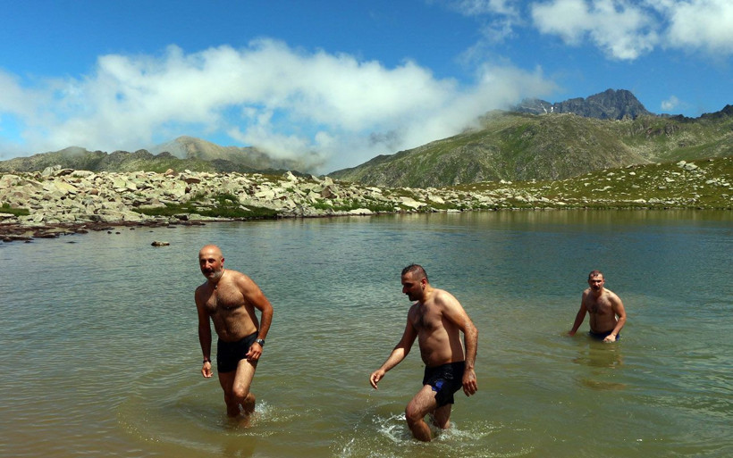 Rize'de bulutların arasında yüzdüler havalar yanıyor ama su -5 derecede - Resim: 1