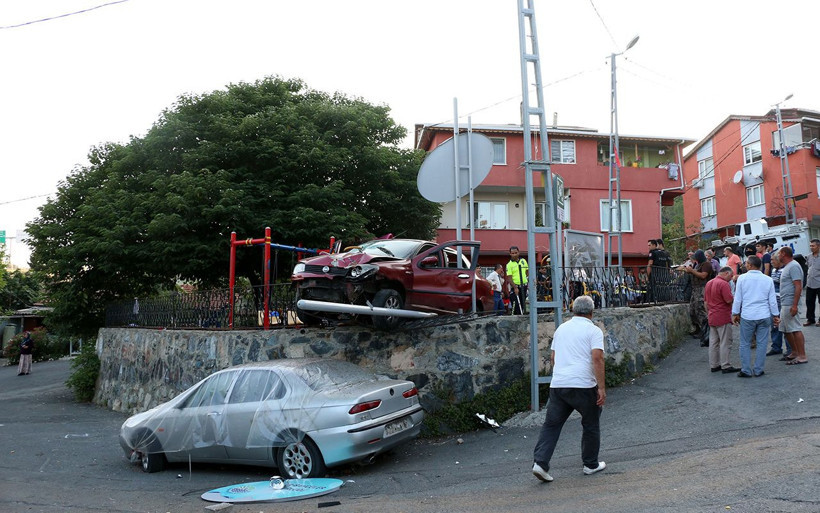 İstanbul Sarıyer'de otomobil çocukların arasına daldı - Resim: 4