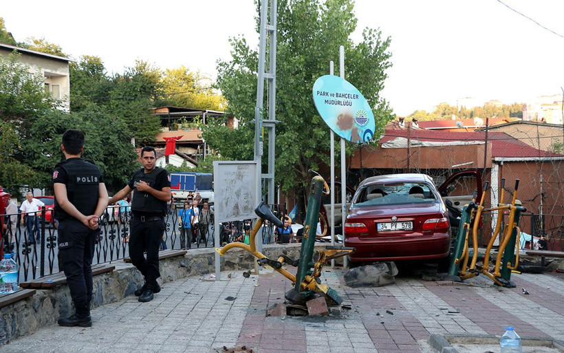 İstanbul Sarıyer'de otomobil çocukların arasına daldı - Resim: 2