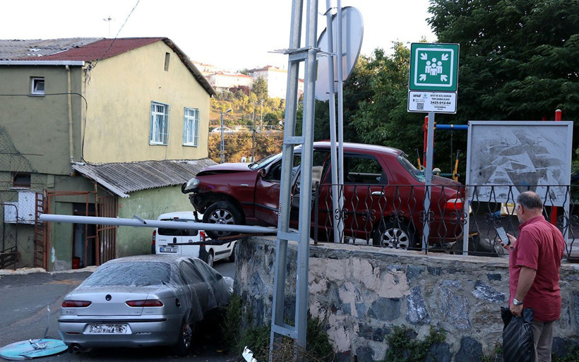İstanbul Sarıyer'de otomobil çocukların arasına daldı - Resim: 3