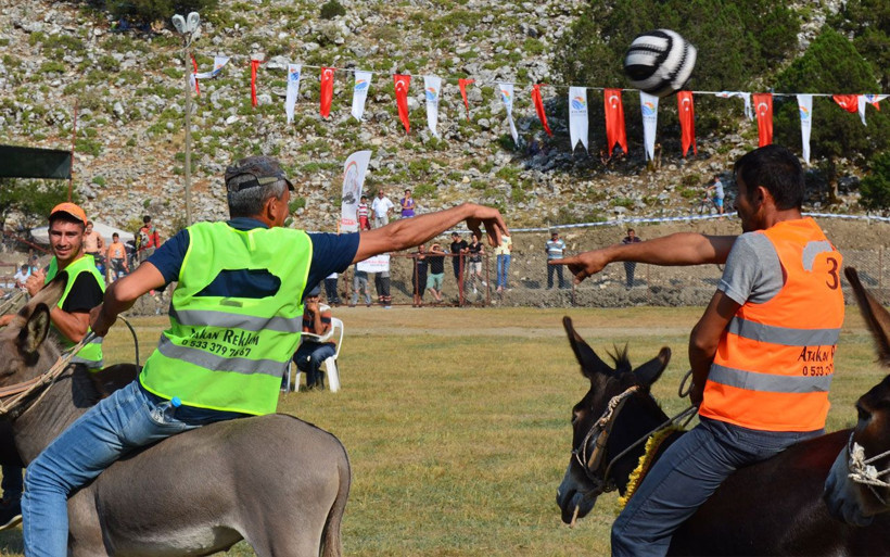 Eşek sırtında Süper Lig'den daha heyecanlı futbol maçı! Böylesi görülmedi - Resim: 2