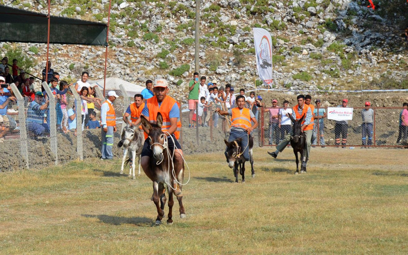 Eşek sırtında Süper Lig'den daha heyecanlı futbol maçı! Böylesi görülmedi - Resim: 3