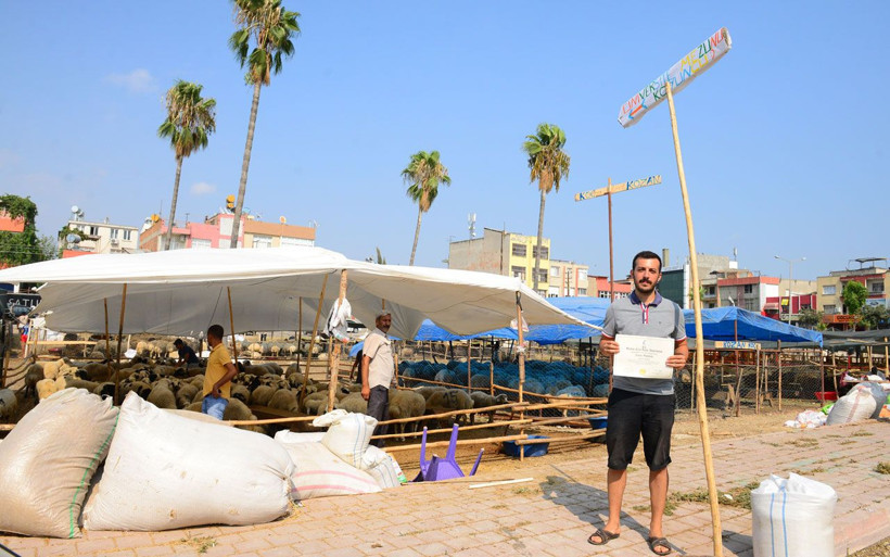 Adana'daki kurban pazarında tabelasıyla şaşırtıyor yazıyı görenler şaşkınlığını gizleyemiyor - Resim: 3