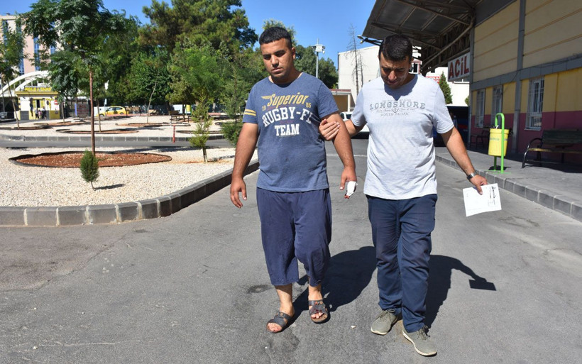 Acemi kasaplar iş başında! Kendi kulağını kesen bile var - Resim: 1