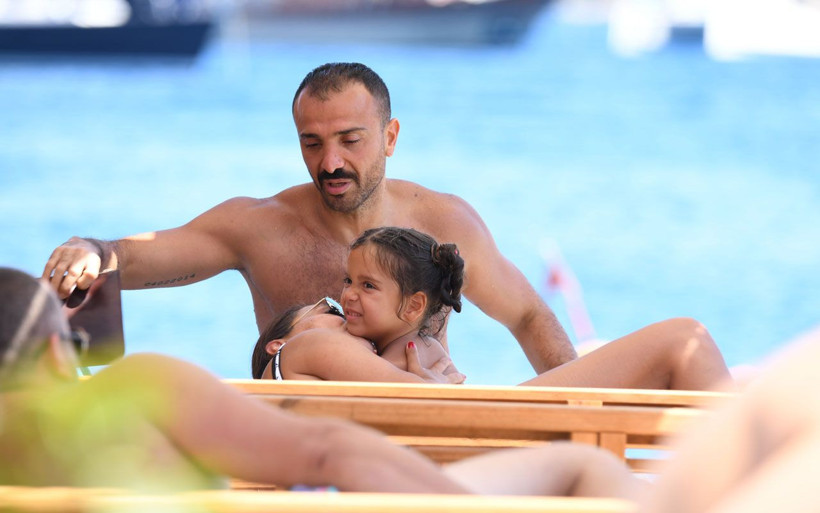 Demet Akalın bayram tatilini ailesiyle Bodrum'da geçiriyor! - Resim: 3