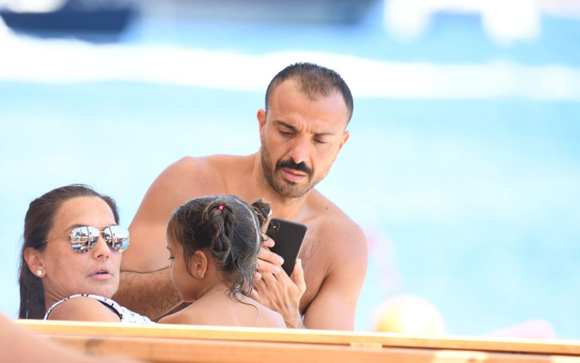 Demet Akalın bayram tatilini ailesiyle Bodrum'da geçiriyor! - Resim: 1