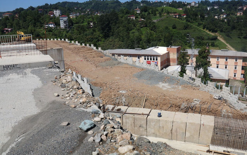 Rize'de mahalleyi 'Çin Seddi' gibi duvarla ayırdılar 50 metre ötedeki eve gitmek için 1 km yürüyorlar - Resim: 1