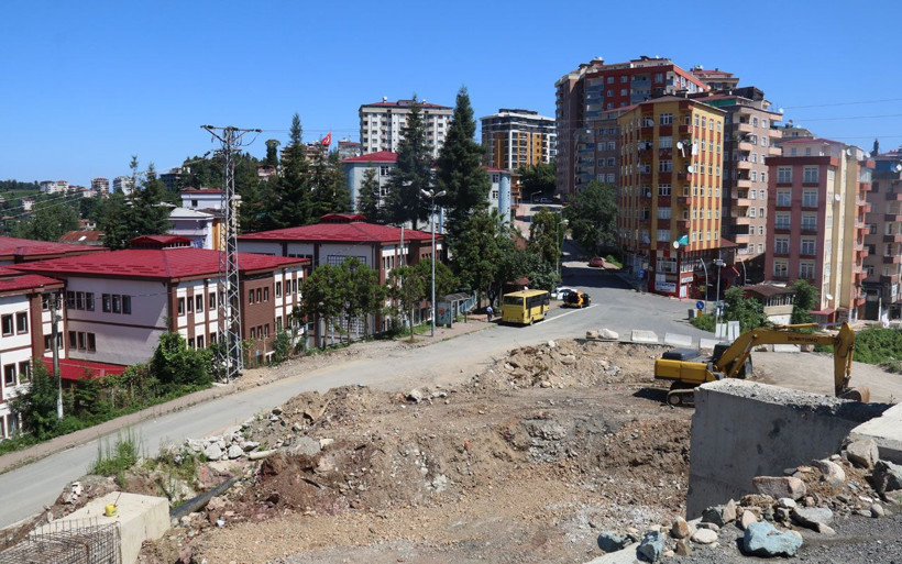 Rize'de mahalleyi 'Çin Seddi' gibi duvarla ayırdılar 50 metre ötedeki eve gitmek için 1 km yürüyorlar - Resim: 2