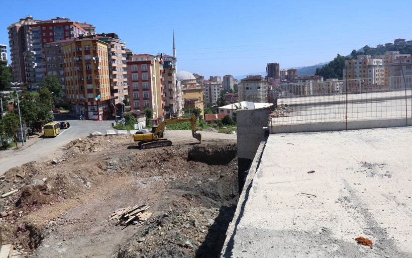 Rize'de mahalleyi 'Çin Seddi' gibi duvarla ayırdılar 50 metre ötedeki eve gitmek için 1 km yürüyorlar - Resim: 4