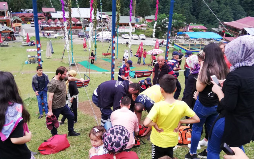 Rize Ayder'de salıncakta eşini sallarken düşen kişi yaralandı - Resim: 1