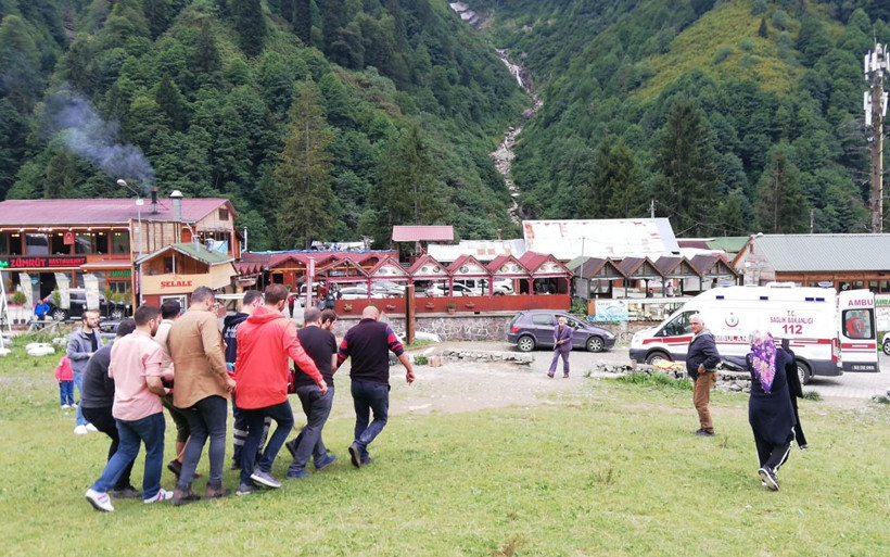 Rize Ayder'de salıncakta eşini sallarken düşen kişi yaralandı - Resim: 4