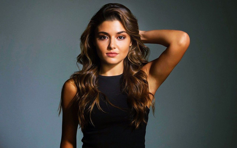 Güzel oyuncu Hande Erçel polis çevirmesine takıldı - Resim: 3