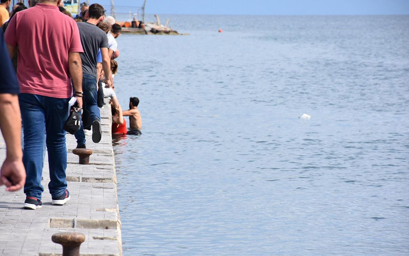 Sinop'ta elektrikli motosikletli 2 kız denize uçtu - Resim: 1