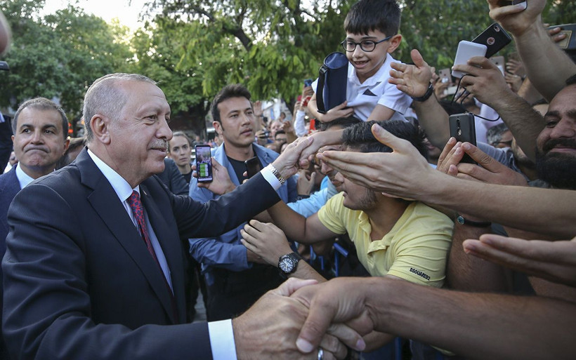 Cumhurbaşkanı Erdoğan Sultanahmet'te vatandaşlarla selamlaştı - Resim: 2