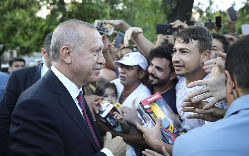 Cumhurbaşkanı Erdoğan Sultanahmet'te vatandaşlarla selamlaştı - Resim: 4