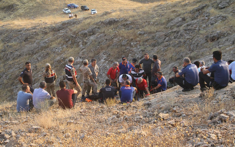 Elazığ'da mağarada mahsur kalan TV ekibine ulaşıldı - Resim: 4