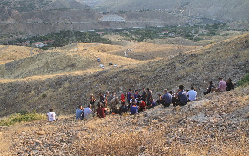 Elazığ'da mağarada mahsur kalan TV ekibine ulaşıldı - Resim: 3