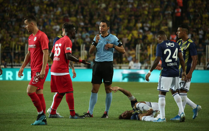 Fenerbahçe lehine 23 dakikada 3 penaltı çaldı Arda Kardeşler topa tutuldu - Resim: 1