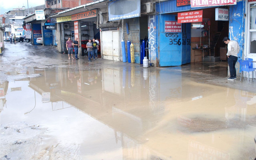 Uyarı üstüne uyarı yapıldı! İstanbul'da su basan evde can pazarı - Resim: 2