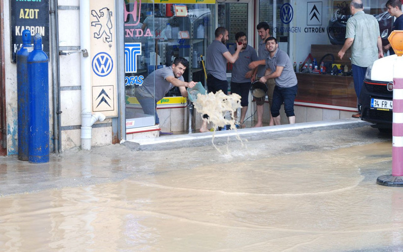 Uyarı üstüne uyarı yapıldı! İstanbul'da su basan evde can pazarı - Resim: 3