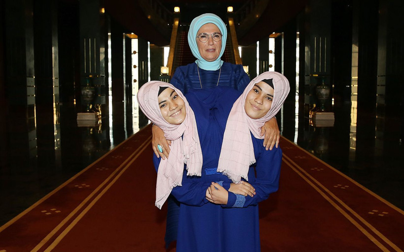 Cumhurbaşkanı Erdoğan siyam ikizlerini kabul etti - Resim: 2