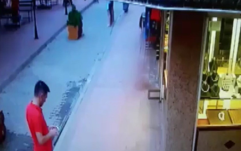 Antalya'da küçük çocuğun 4. kattan düşme anı - Resim: 1