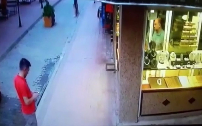 Antalya'da küçük çocuğun 4. kattan düşme anı - Resim: 2