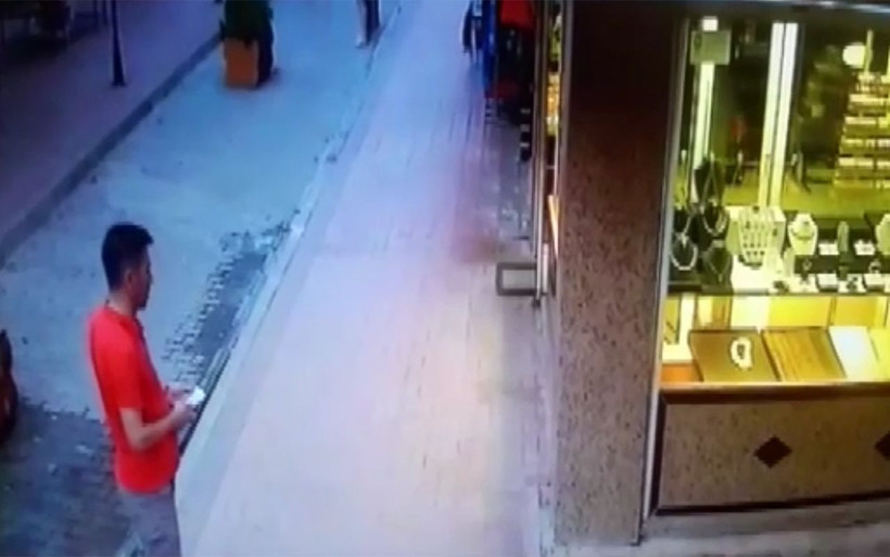 Antalya'da küçük çocuğun 4. kattan düşme anı - Resim: 3