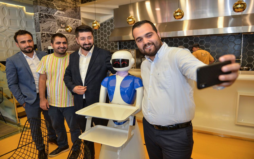 Ataköy'de robot garsonlar iş başında! Görenler yoğun ilgi gösteriyor... - Resim: 4