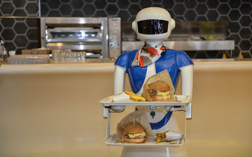 Ataköy'de robot garsonlar iş başında! Görenler yoğun ilgi gösteriyor... - Resim: 1