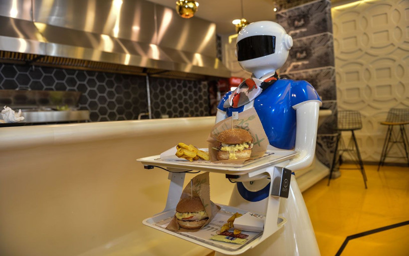 Ataköy'de robot garsonlar iş başında! Görenler yoğun ilgi gösteriyor... - Resim: 2
